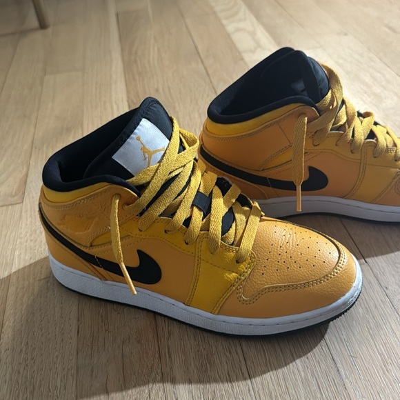 Jordan 1Mid - Picture 2 of 8